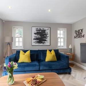 Apartment Elliot Oliver - 2 Bedroom Garden With Parking, Cheltenham